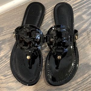size 6- BOUTIQUE- tory Burch Sandals- black